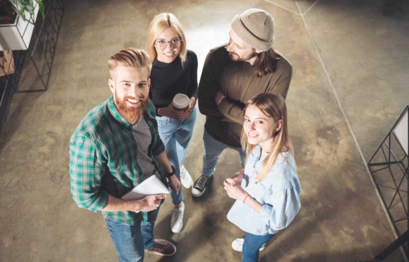 Consultation financière personnalisée en cours avec documents et analyses